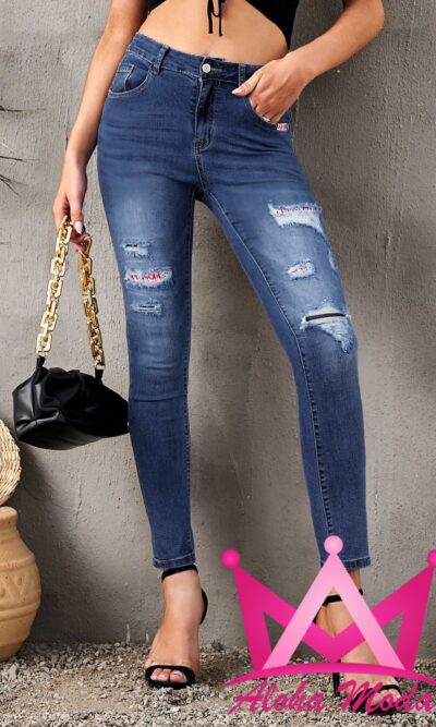 Jeans rasgados con parche